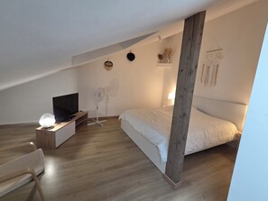Room - Vrbo Property (Feigères)