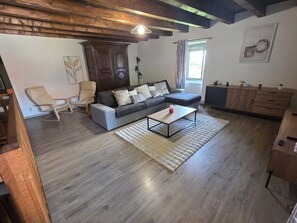 Living area - Vrbo Property (Feigères)