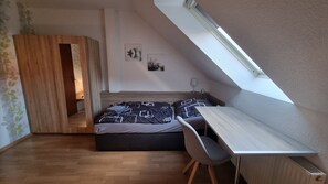 2 soverom, strykejern/-brett, internettilgang og sengetøy