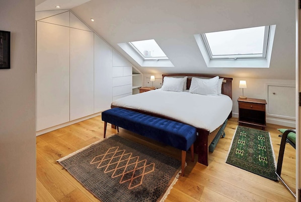 3 bedrooms, iron/ironing board, WiFi, bed sheets