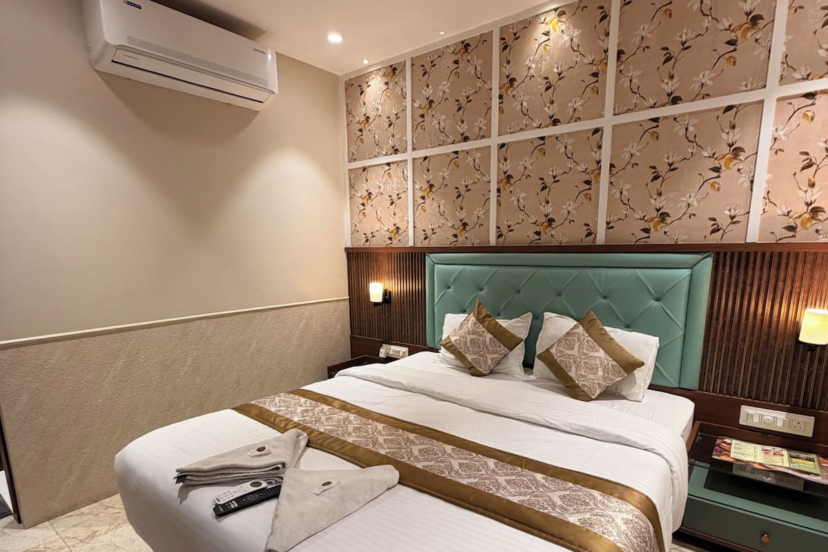 Deluxe Double Room | Free WiFi, bed sheets