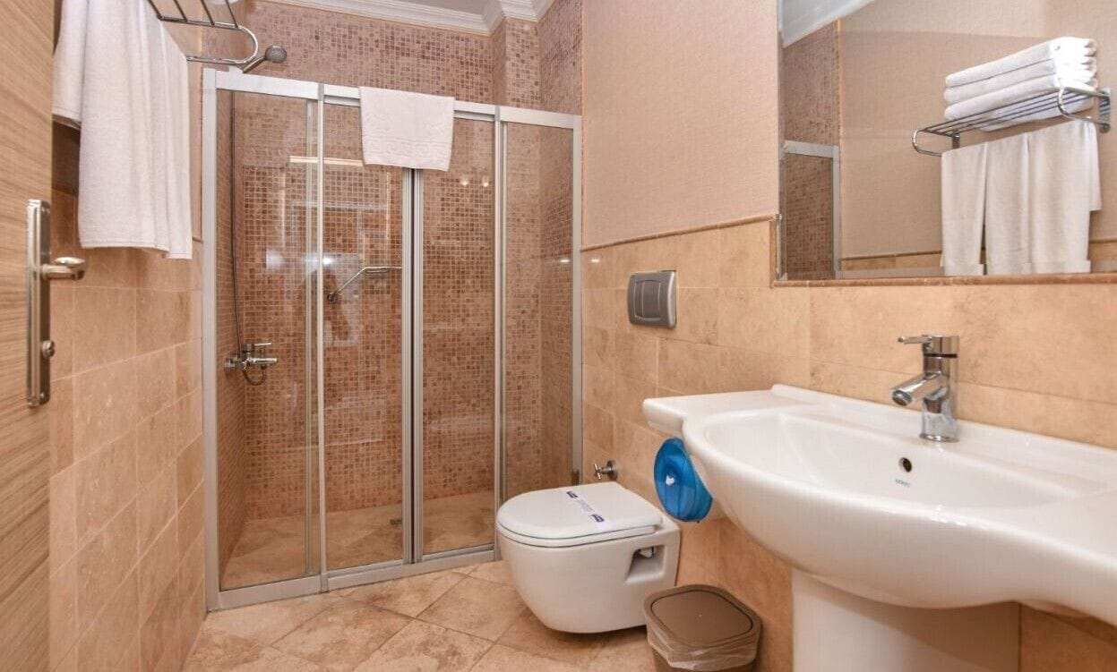 Standard-Dreibettzimmer, Meerblick | Badezimmer | Dusche, kostenlose Toilettenartikel, Haartrockner, Hausschuhe