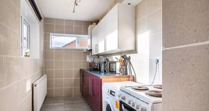 House Sleeps 3 With Garden