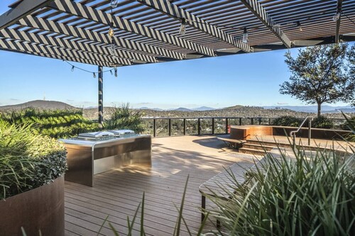 Heart of Belconnen/2BR/2BA/pool/spa/sauna/gym/UC