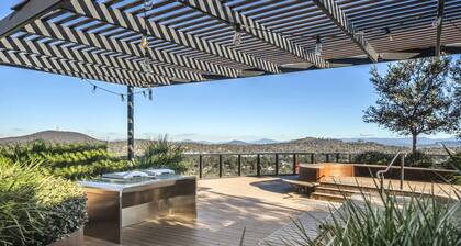 Heart of Belconnen/2BR/2BA/pool/spa/sauna/gym/UC