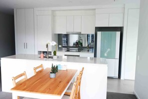 Dining - Heart of Belconnen/2BR/2BA/pool/spa/sauna/gym/UC (Belconnen)
