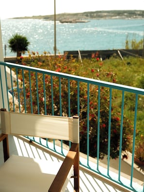 Ein Balkon mit Meerblick und einem Stuhl.