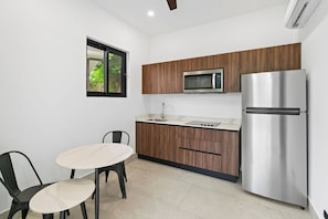 Coffee/tea maker, fridge, microwave, oven - Casa Alto Verde | 4 King Suites & Pool (Playas del Coco)