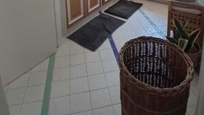 Baño con lavamanos, espejo y ventana.