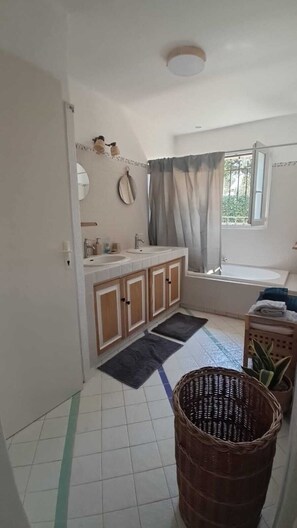 A bathroom with a sink, mirror, and window. - Quiet house with an outdoor spa (Roquebrune-sur-Argens)