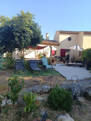Property grounds - Quiet house with an outdoor spa (Roquebrune-sur-Argens)