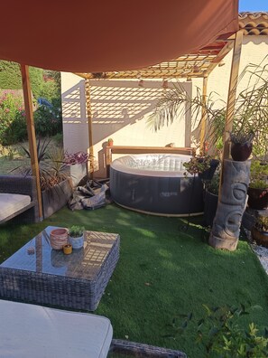 Terrace/patio - Quiet house with an outdoor spa (Roquebrune-sur-Argens)