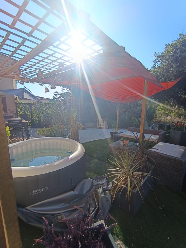 Outdoor dining - Quiet house with an outdoor spa (Roquebrune-sur-Argens)