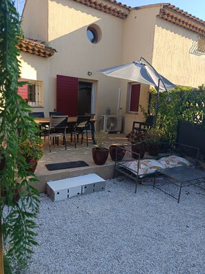 Outdoor dining - Quiet house with an outdoor spa (Roquebrune-sur-Argens)