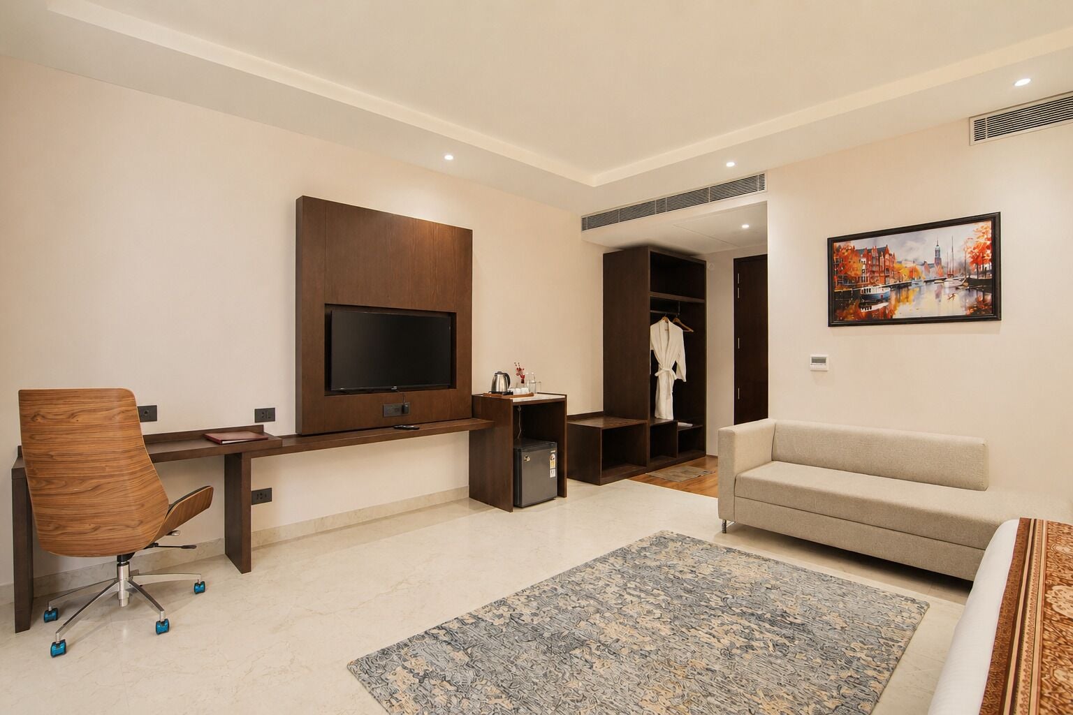  Lotus Platinum Suite Room | Una scrivania, postazione laptop, Wi-Fi gratuito