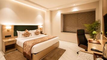Deluxe Room | Desk, laptop workspace, WiFi