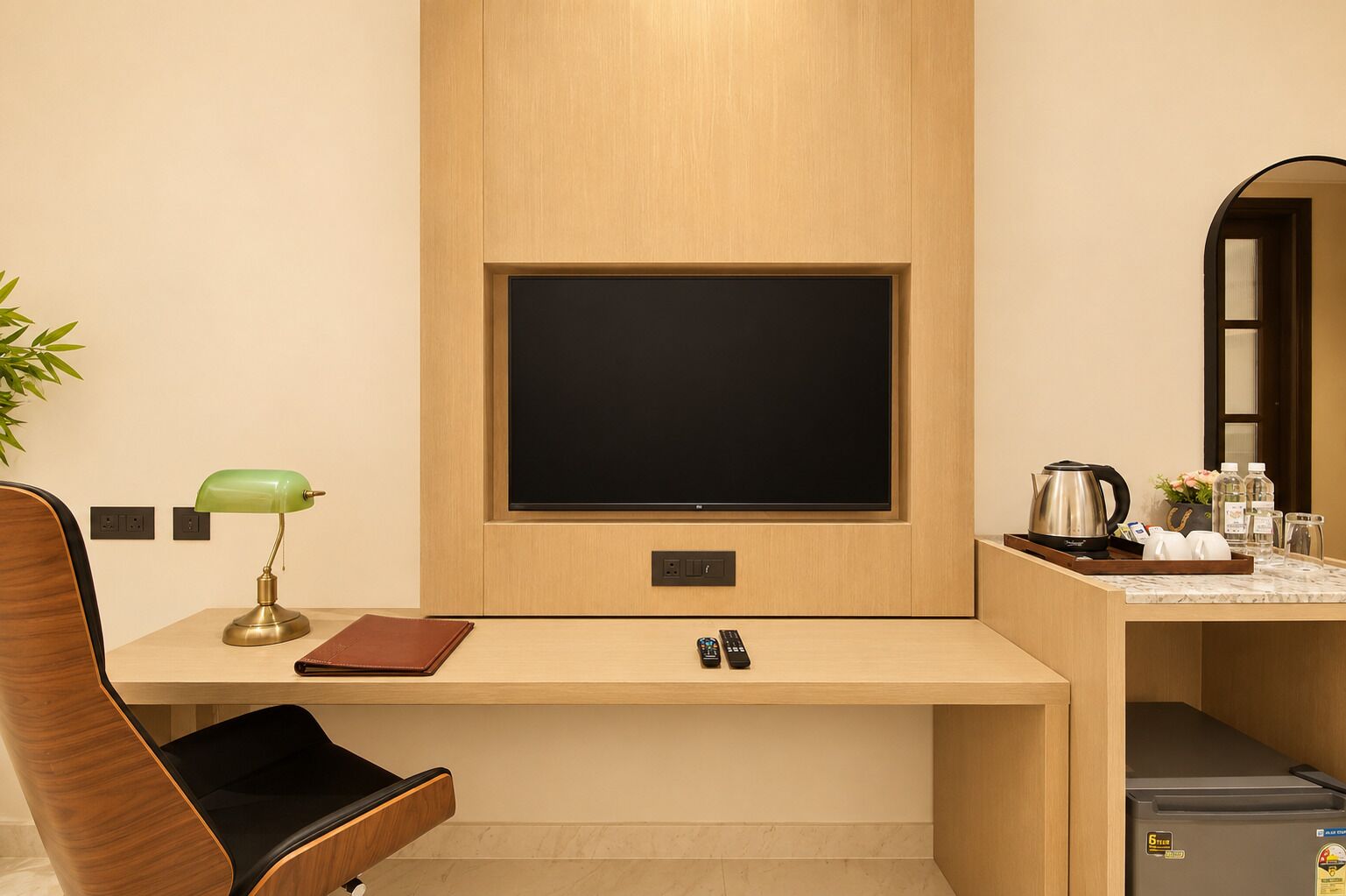 Escritorio, espacio para trabajar con laptop y wifi gratis 