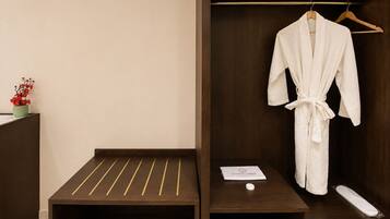 Lotus Platinum Suite Room | Una scrivania, postazione laptop, Wi-Fi gratuito