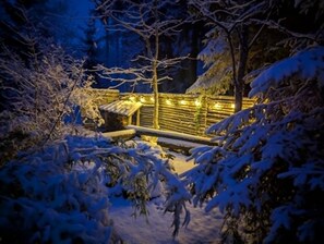 A snow-covered outdoor area with a wooden structure and a metal fence. - Covert Retreat Timber Cabin with Sauna & Hot-Tub (Hätteboda)