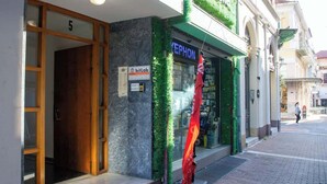 A storefront with a sign for 'VERHON' and a 'bitLab' sign on the wall. - Studio 4 Kalamata - Bright Escape in the Centre (Kalamata)
