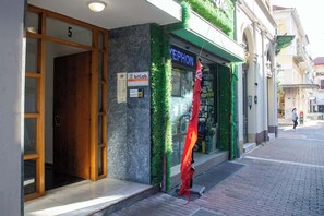 Ein Schaufenster mit einem Schild für 'VERHON' und einem Schild für 'bitLab' an der Wand.