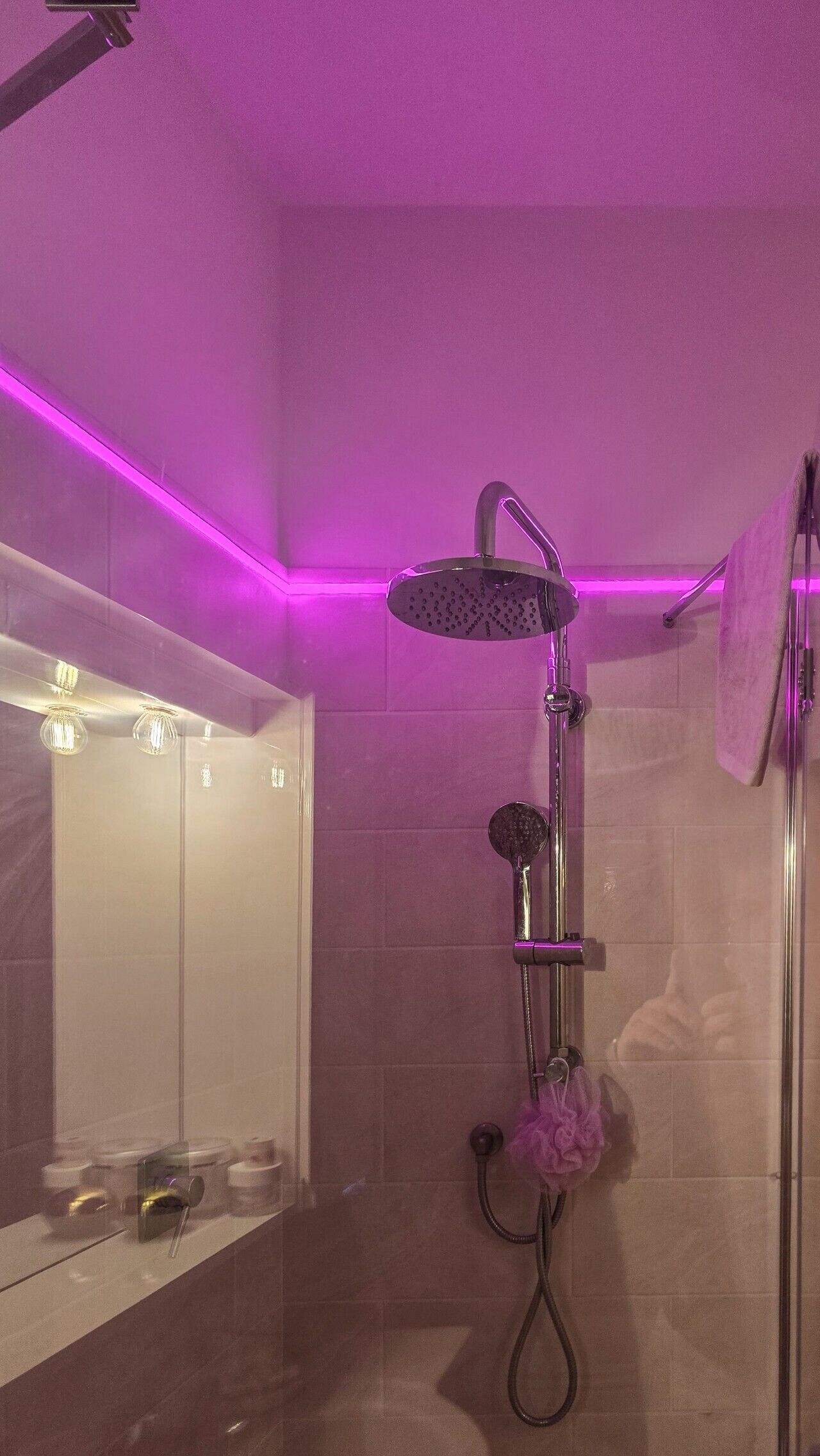 Une douche équipée d’un pommeau de douche à main, d’un pommeau de douche à pluie et d’un embout de massage à main.