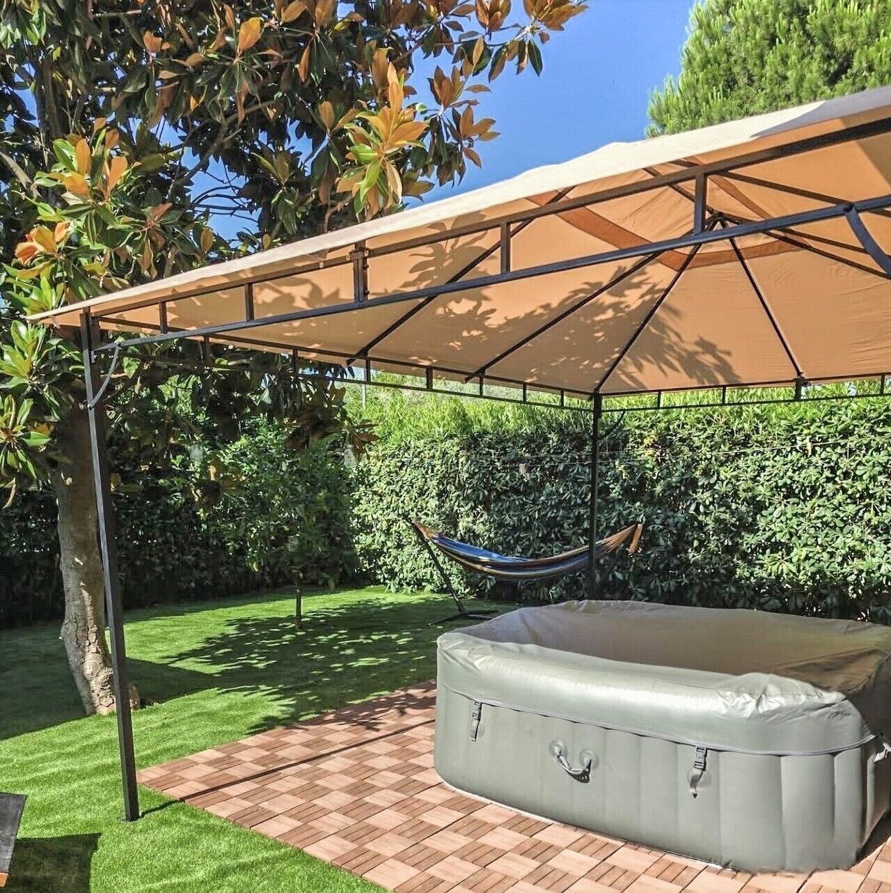 Un espace extérieur abrité, équipé d’un hamac et d’un grand matelas gonflable.