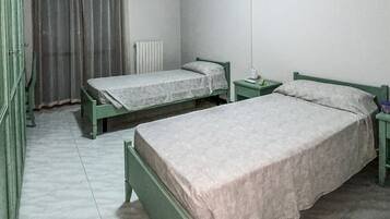 2 Schlafzimmer, Schreibtisch, Bügeleisen/Bügelbrett, WLAN