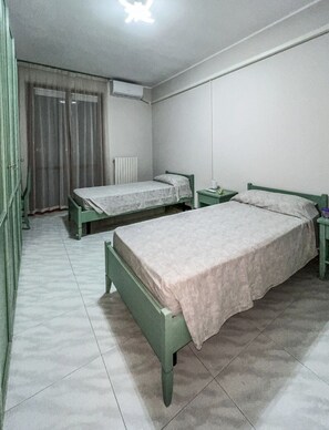 Desk, iron/ironing board, WiFi, bed sheets - Villa Garden - Porto San Giorgio (Porto San Giorgio)