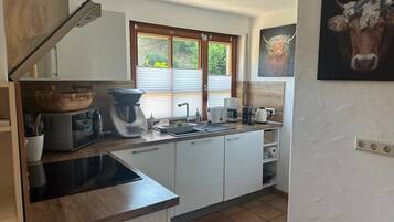 Coffee/tea maker, fridge, microwave, oven