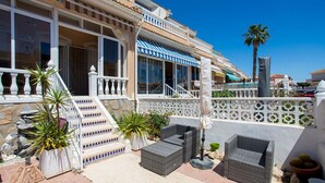 Un hôtel doté d’une terrasse, d’un escalier et offrant une vue sur la mer.