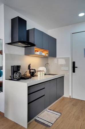 Wasserkocher mit Kaffee-/Teezubehör, Kühlschrank, Mikrowelle