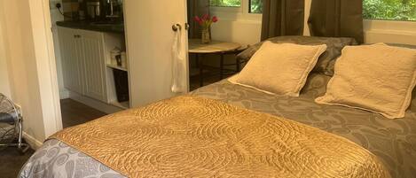 1 habitación, tabla de planchar con plancha, internet y ropa de cama