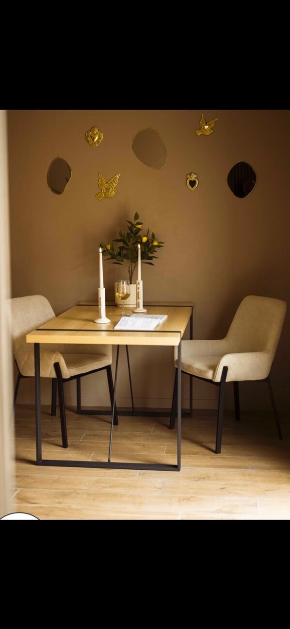 Dining - Vrbo Property (Valognes)