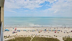 A beach with umbrellas and people. - Oceanfront 1BR Suite + Beach Access + Lazy River (Myrtle Beach)