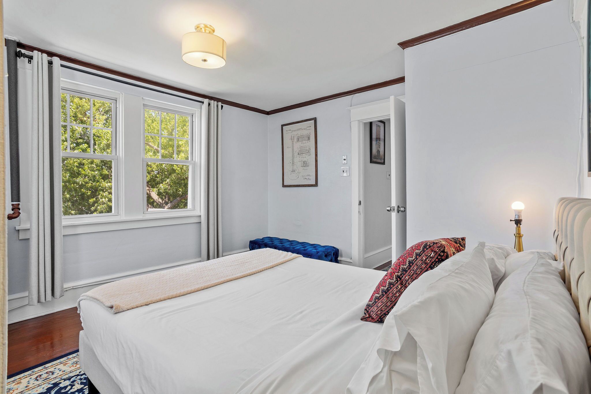 6 bedrooms, desk, iron/ironing board, free WiFi