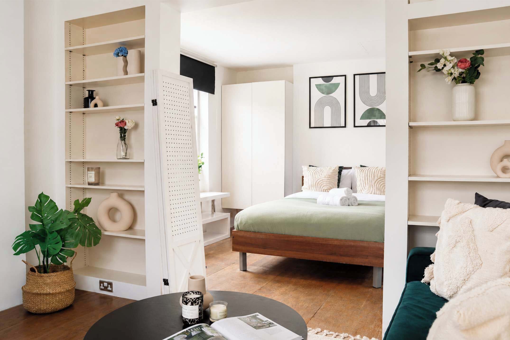 1 dormitorio, escritorio, tabla de planchar con plancha y cuna de viaje