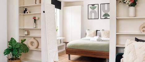 1 dormitorio, escritorio, tabla de planchar con plancha y cuna de viaje