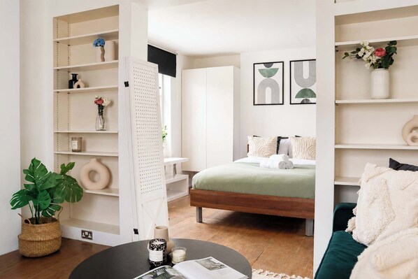 1 Schlafzimmer, Schreibtisch, Bügeleisen/Bügelbrett, Reisekinderbett