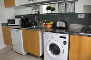 Wasserkocher mit Kaffee-/Teezubehör, Kühlschrank, Mikrowelle, Herdplatte