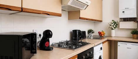 コーヒー / ティーメーカー、冷蔵庫、電子レンジ、オーブン