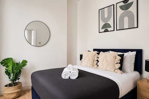 1 Schlafzimmer, Schreibtisch, Bügeleisen/Bügelbrett, Reisekinderbett