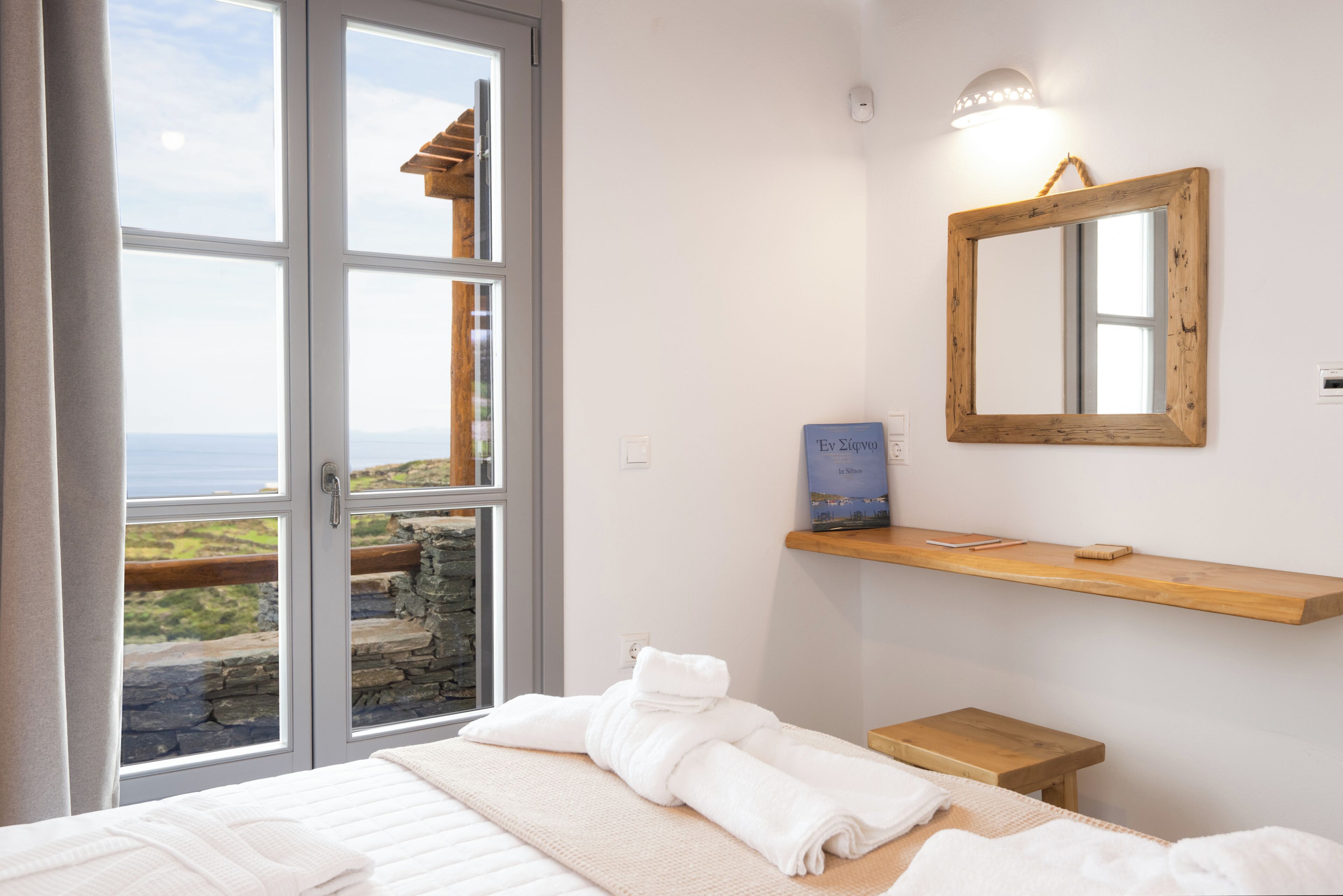 Superior Suite with Sea View , Batis & Avra | Caja fuerte, tabla de planchar con plancha, wifi gratis y ropa de cama