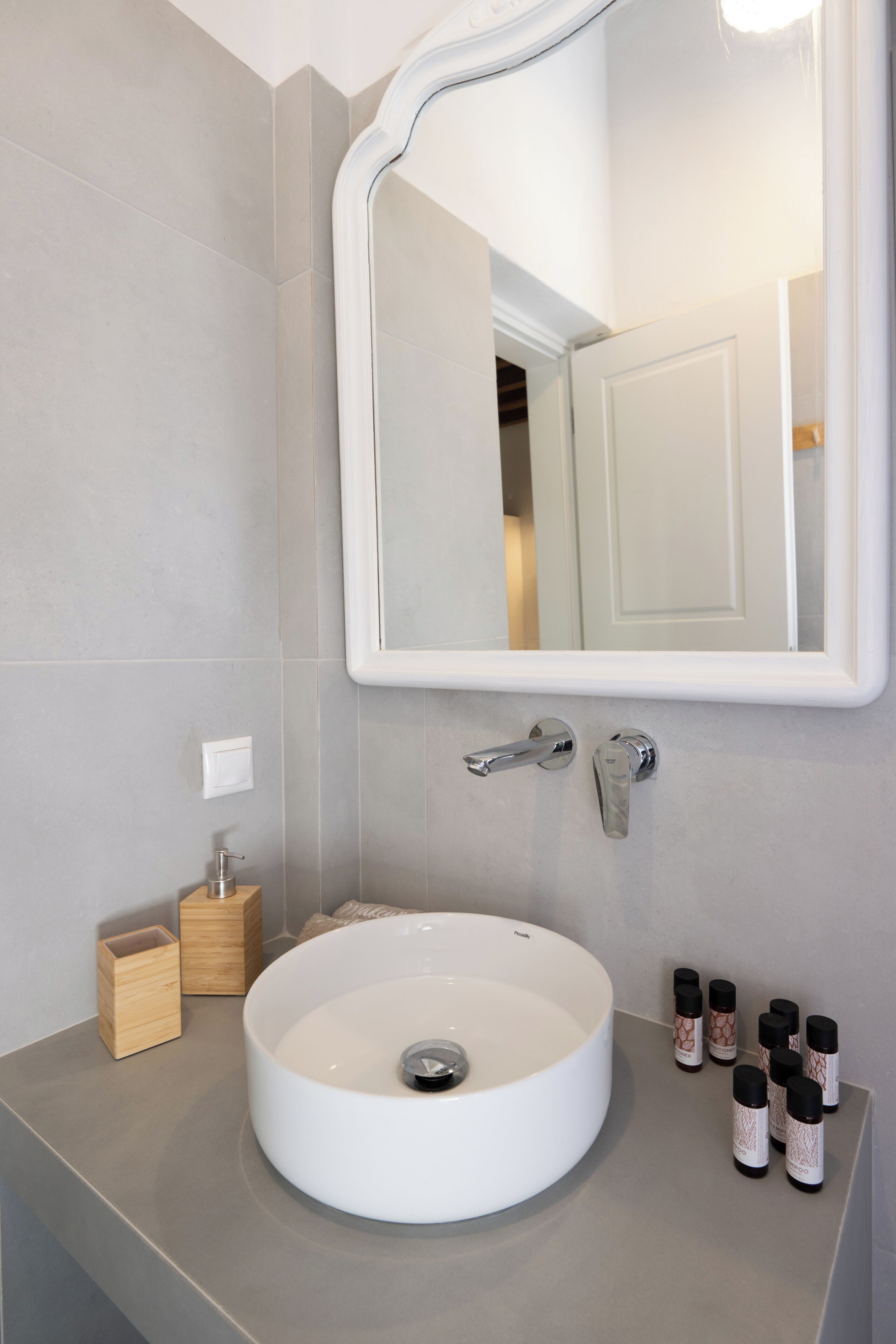 2-Bedroom Apartment with Sea View , Kalma | Baño | Ducha, artículos de higiene personal gratuitos y secador de pelo