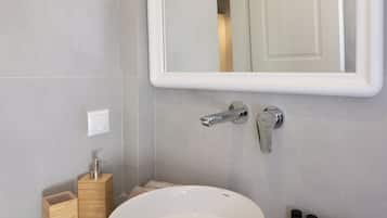 2-Bedroom Apartment with Sea View , Kalma | Baño | Ducha, artículos de higiene personal gratuitos y secador de pelo