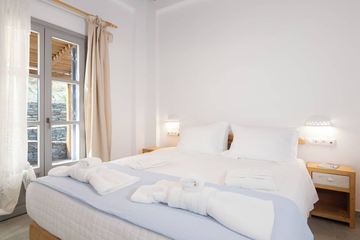 Deluxe Suite with Sea View , Ninemia | 房內夾萬、熨斗/熨衫板、免費 Wi-Fi、床單
