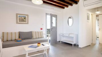 2-Bedroom Apartment with Sea View , Kalma | Vardagsrum | 43-tums platt-tv med kabelkanaler