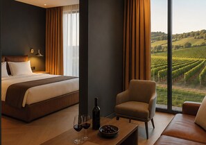 Suite junior, terraza, vistas al viñedo | Ropa de cama hipoalergénica, minibar, caja fuerte y cortinas opacas