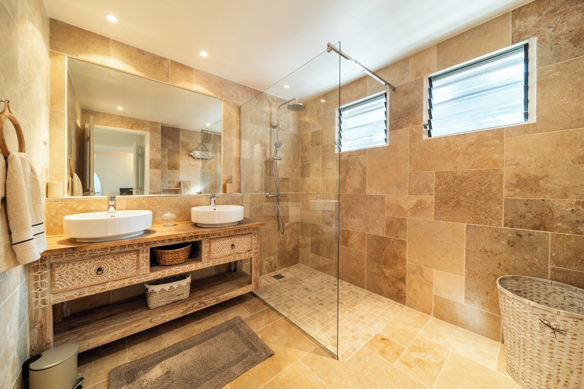 Douche, séchoir à cheveux, serviettes fournies, papier de toilette