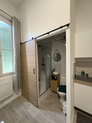 Bathroom - Cozy Apartment for 2 in the Heart of Beaucaire (Beaucaire)